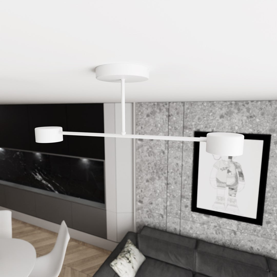 Détail rapproché du luminaire blanc devant une télévision et un mur décoré