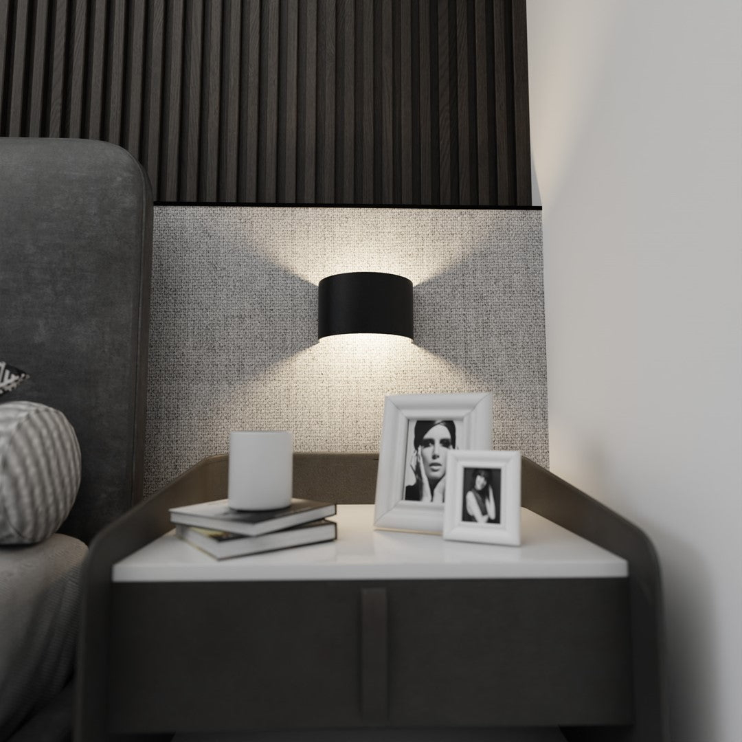 Vue de face dans la chambre, double flux lumineux haut et bas sur le papier peint