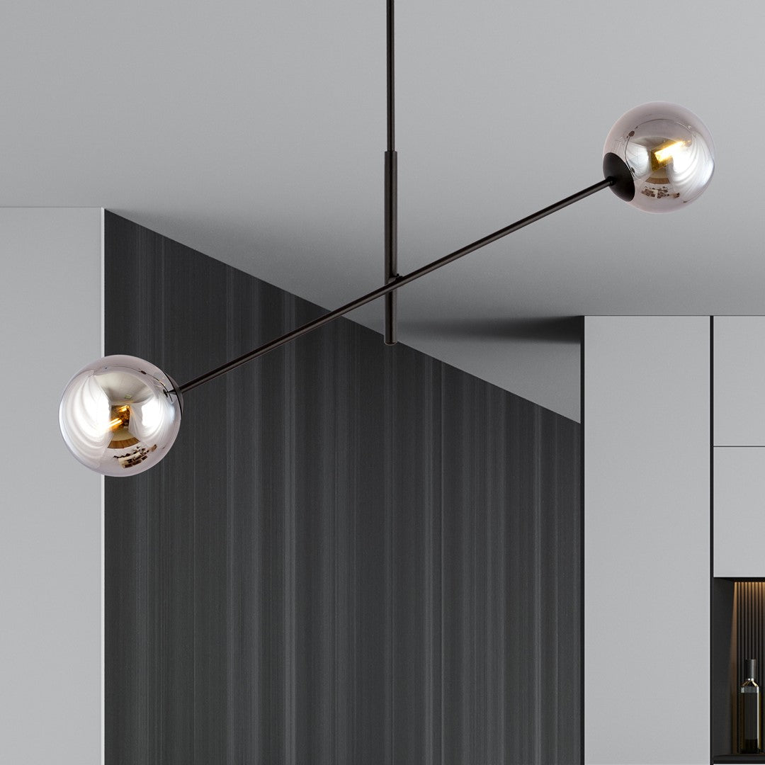 Luminaire suspendu installé devant une crédence en bois foncé et des meubles de cuisine