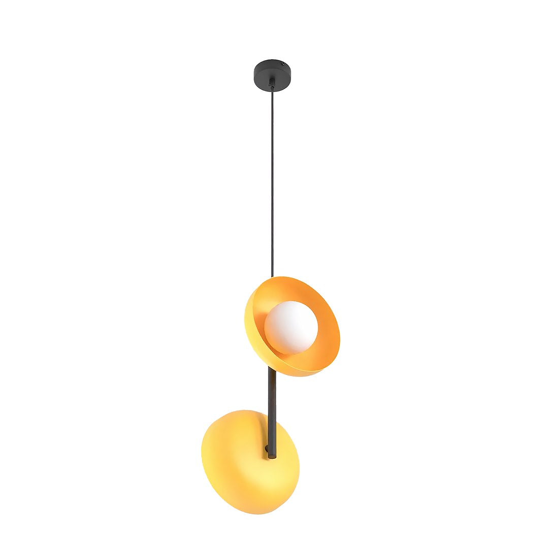 Autre vue du luminaire suspendu orange, anneau ouvert et demi-sphère opaque sur fond blanc.