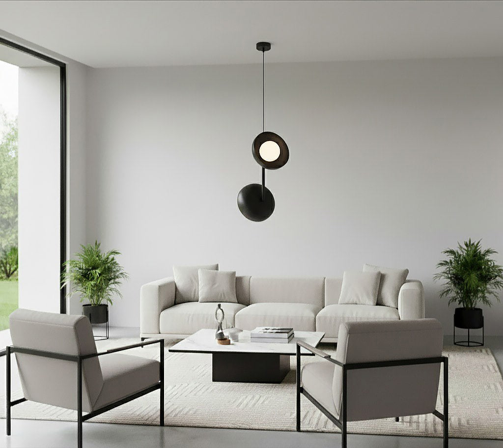 Mise en ambiance dans un salon clair, suspension noire au-dessus d'une table basse