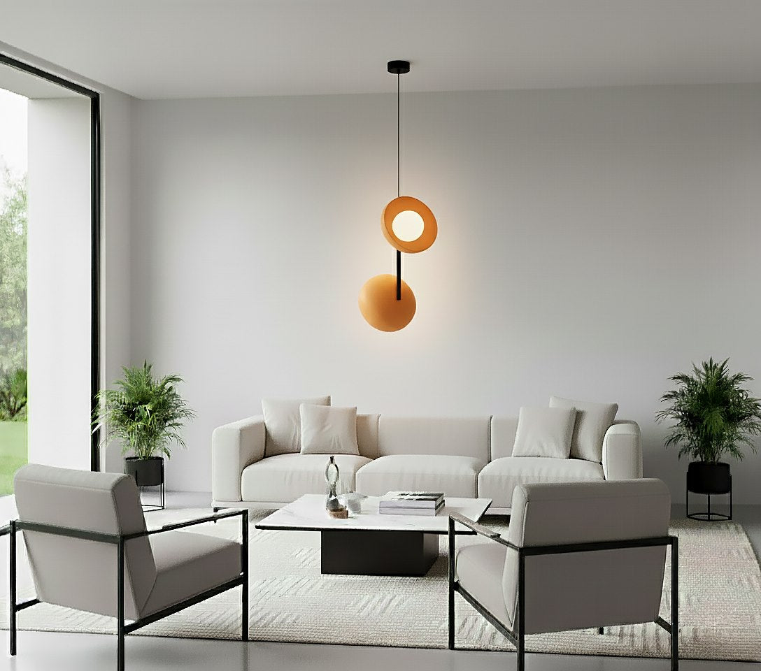 Suspension orange allumée au-dessus d'un canapé beige dans un salon contemporain lumineux.