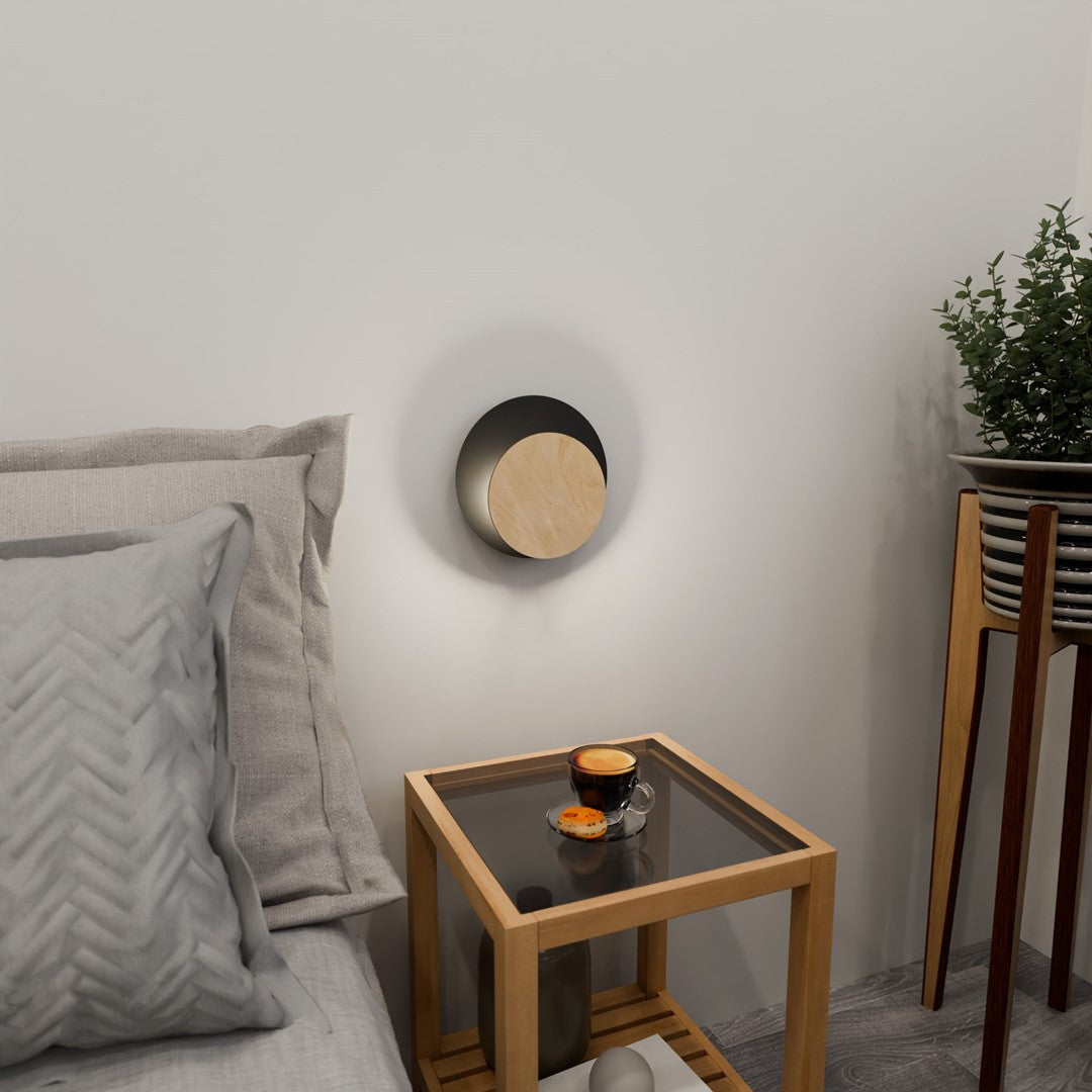 Mise en ambiance chambre avec plante verte, applique éclairant le mur