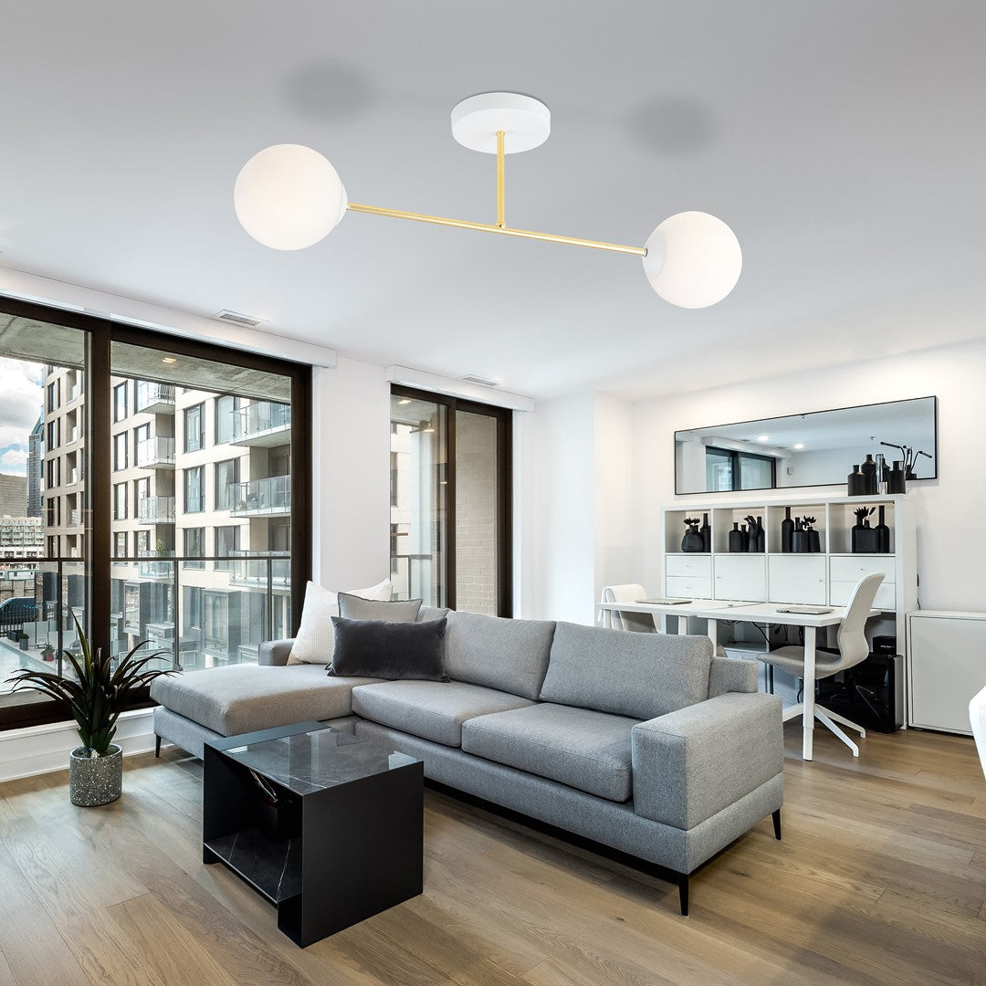 Ambiance du luminaire dans un séjour contemporain avec grandes baies vitrées.