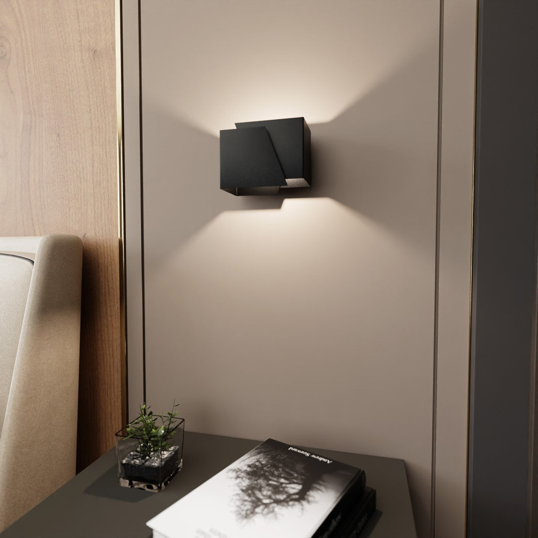 Détail de la finition mate noire et des panneaux décalés au-dessus table de nuit