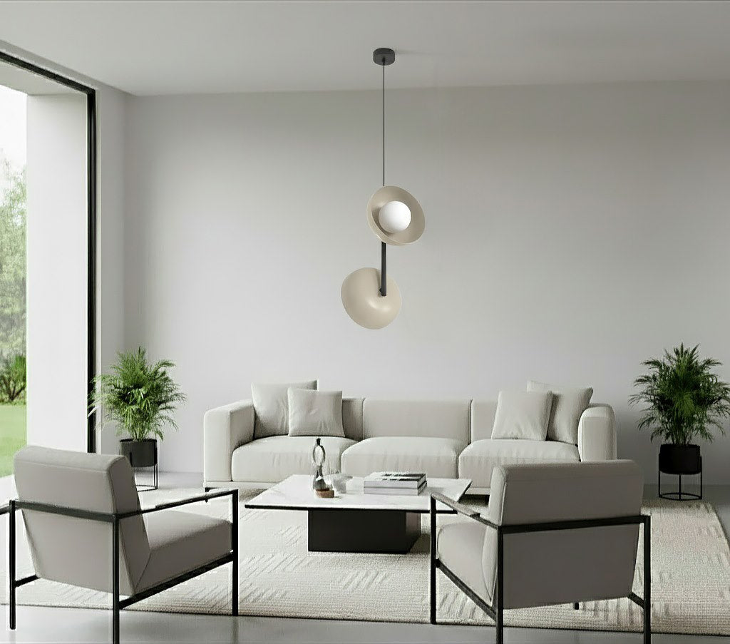 Mise en ambiance dans un salon moderne, canapé beige et grandes plantes vertes