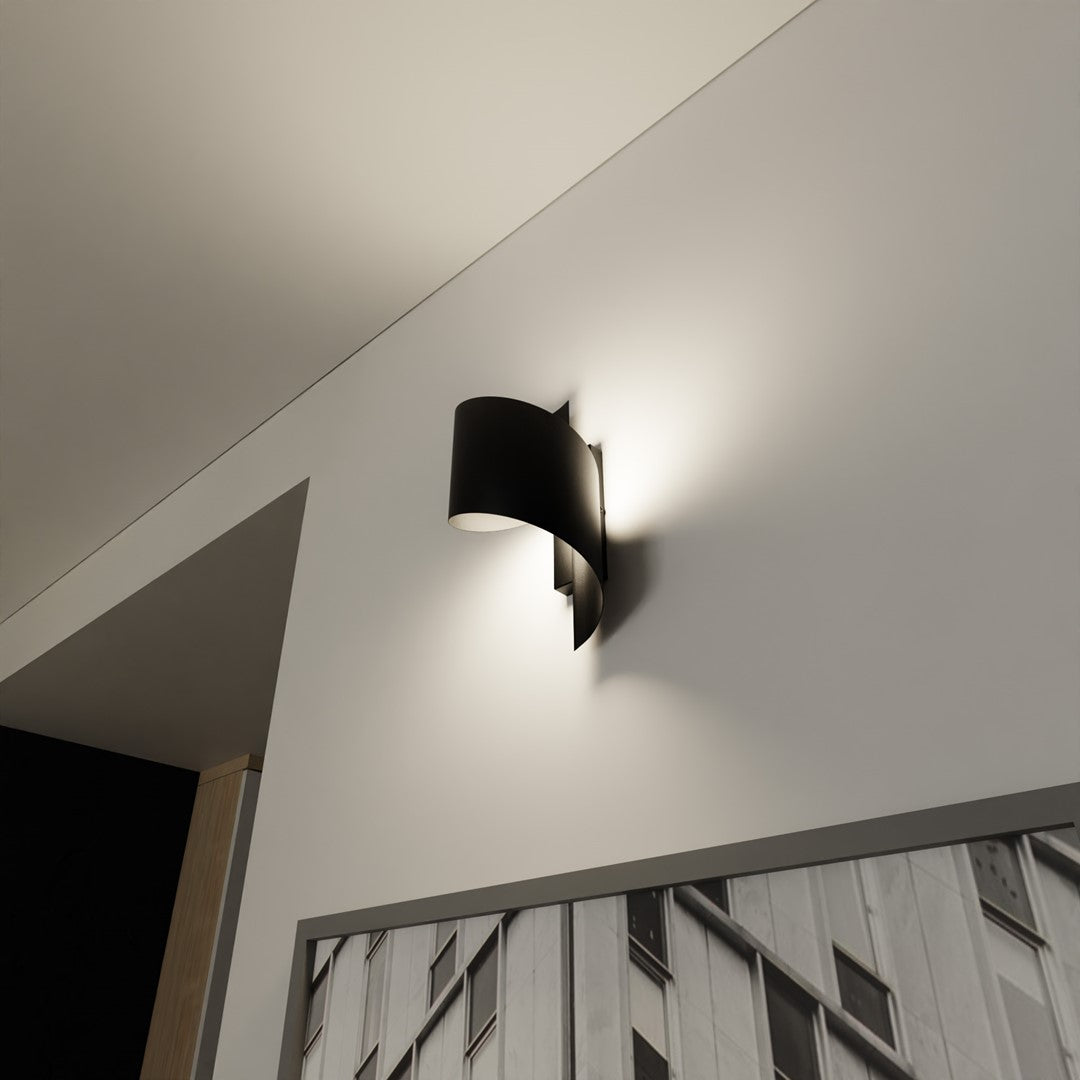Contre-plongée montrant l'applique fixée haut sur un mur blanc sous plafond