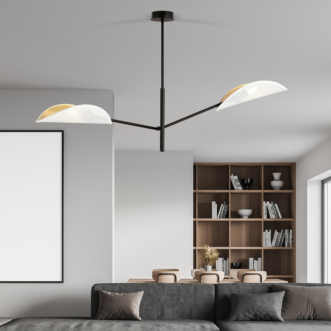 Luminaire installé au-dessus d'un canapé, bibliothèque en bois et tableau blanc.