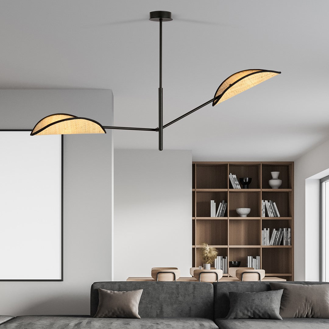 Luminaire suspendu au-dessus d'une table à manger, dans un intérieur contemporain avec bibliothèque en bois.