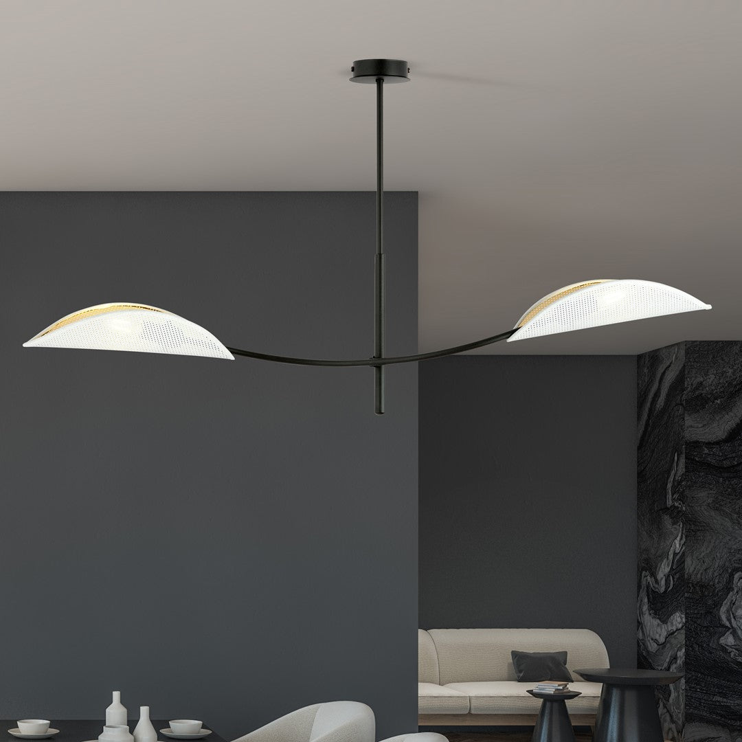 Vue en situation au-dessus d'une table, plafonnier double éclairant une pièce au mur sombre.