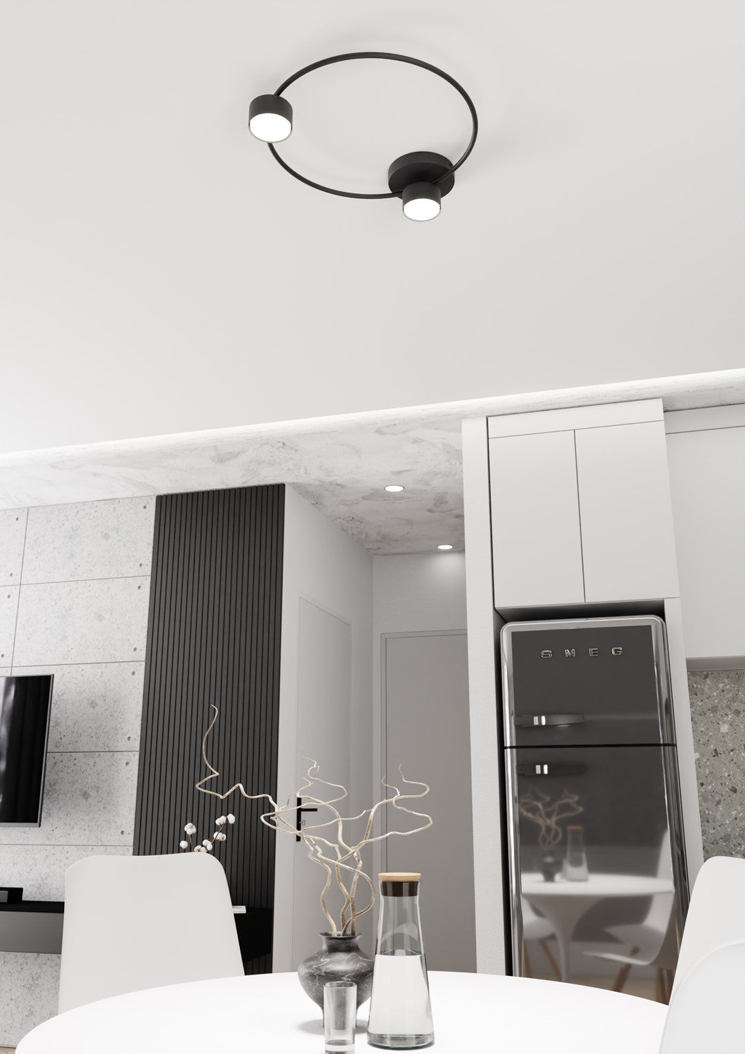 Le luminaire allumé éclaire une pièce à vivre blanche avec cuisine intégrée