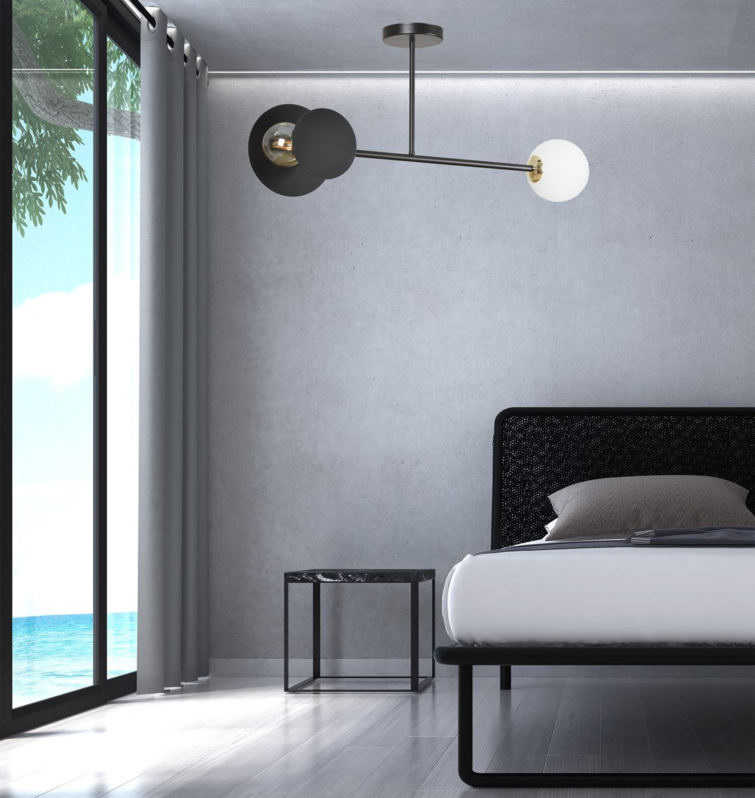 Plafonnier installé au plafond d'une chambre lumineuse avec vue sur la mer.