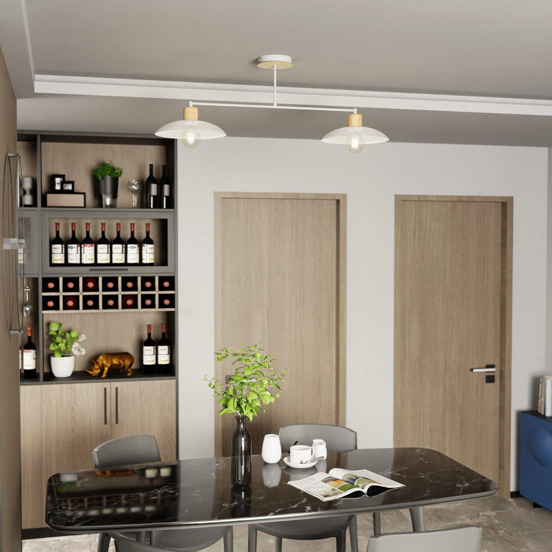 Mise en ambiance dans une salle à manger, luminaire allumé au-dessus de la table noire