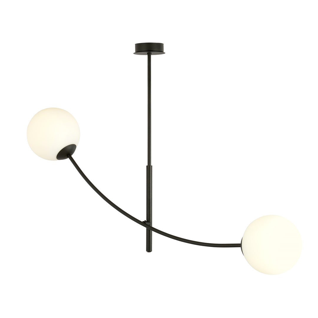Vue de face du luminaire allumé, bras courbe et globes opalins