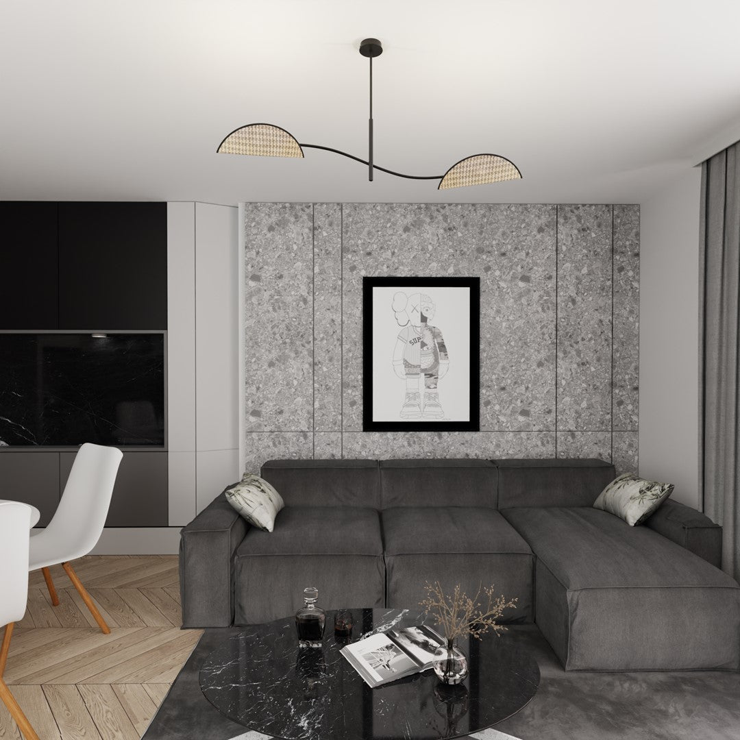 Suspension noire et cannage éclairant un salon gris avec mur en terrazzo