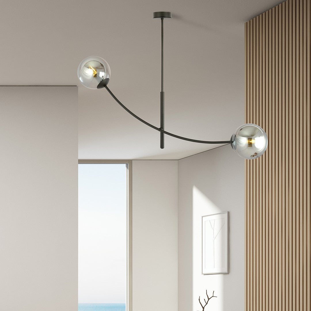 Luminaire installé au plafond dans une pièce avec mur en lattes de bois et fenêtre.