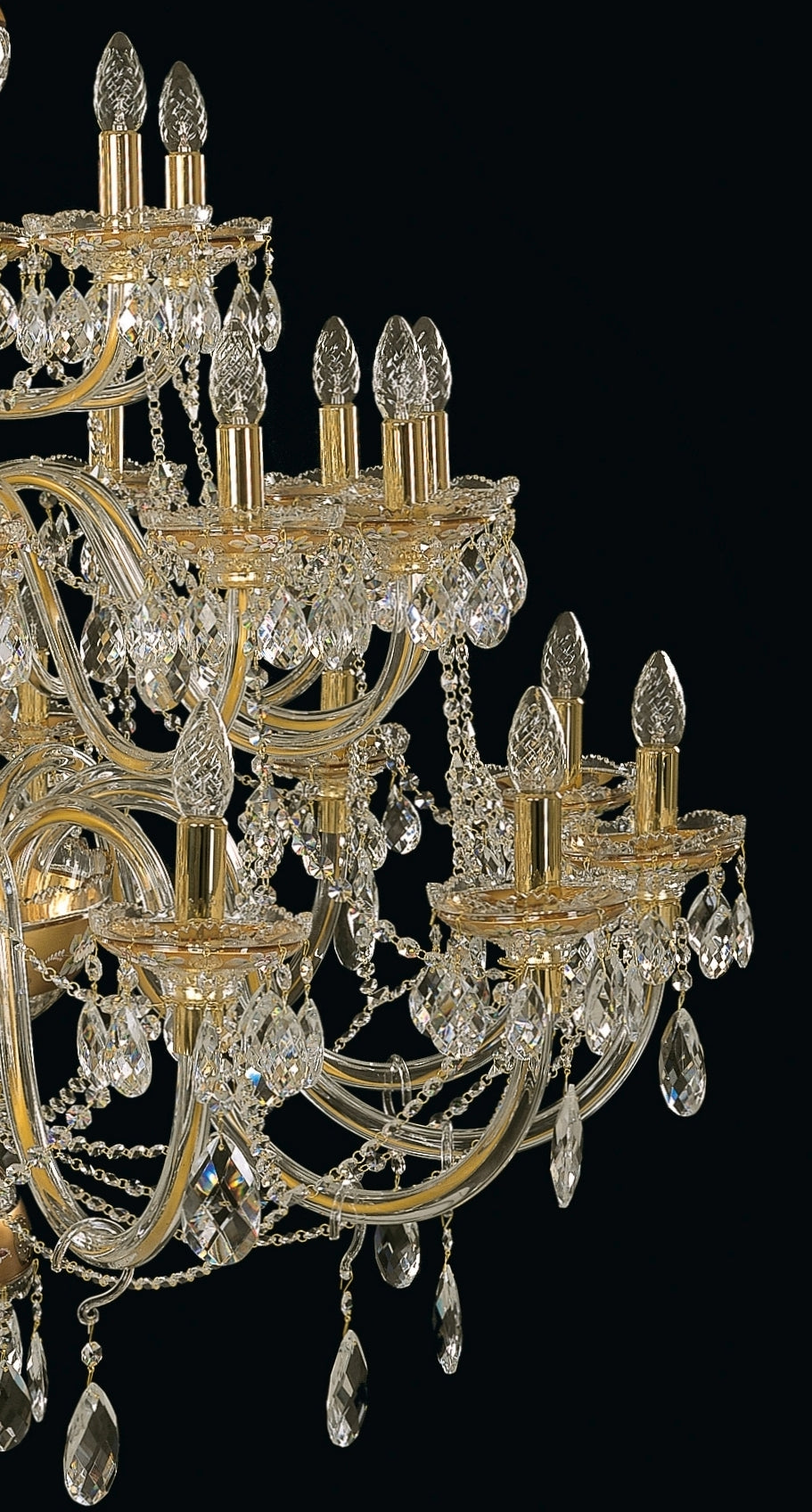Détail des douilles dorées et des ampoules flammes sur les bras du lustre.