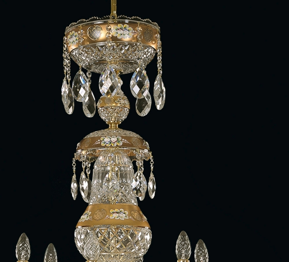 Gros plan sur le sommet orné de fleurs dorées et les pendentifs en cristal.