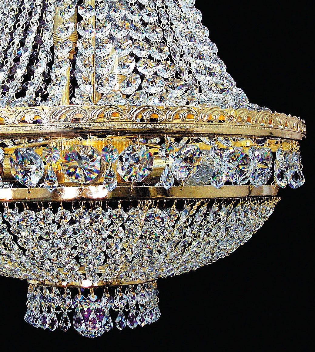 Détail de la couronne dorée festonnée et des pendeloques en cristal taillé