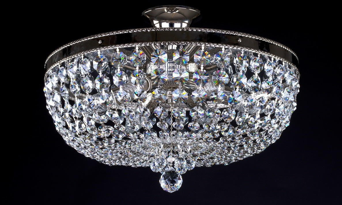 Version chromée du même plafonnier, face sur fond noir, pendeloques de cristal transparentes