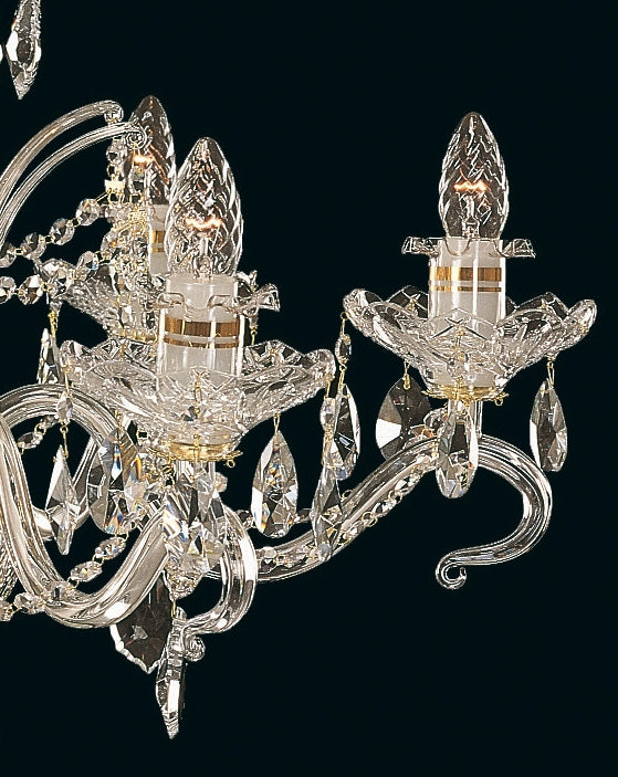 Détail de deux bras recourbés avec coupelles festonnées et pampilles en cristal transparent