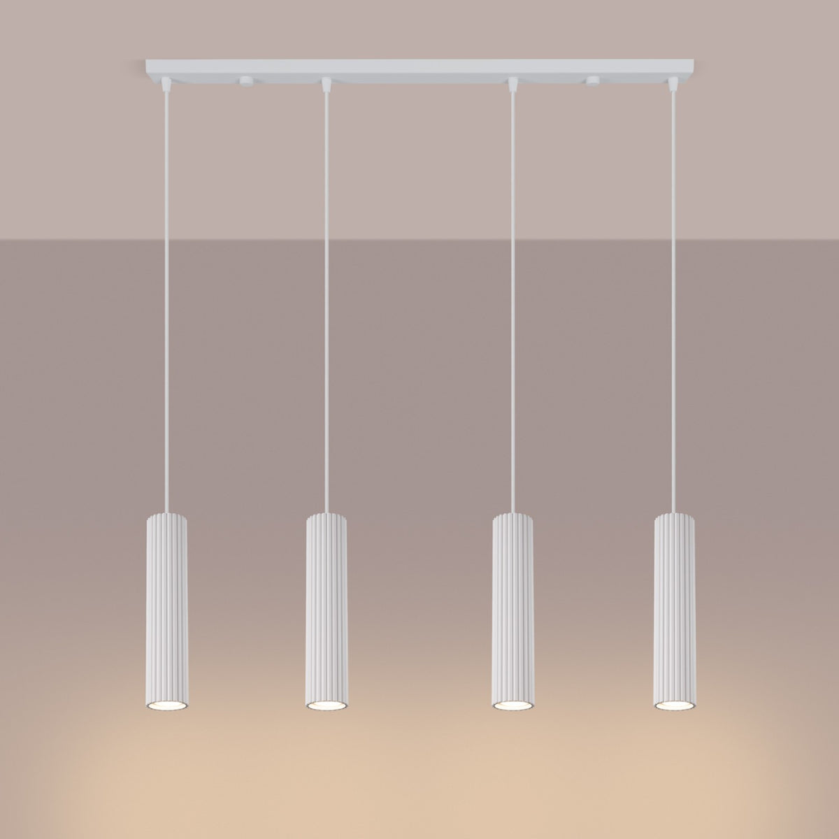 Suspension blanche éclairée sur fond beige rosé, quatre cylindres rainurés alignés