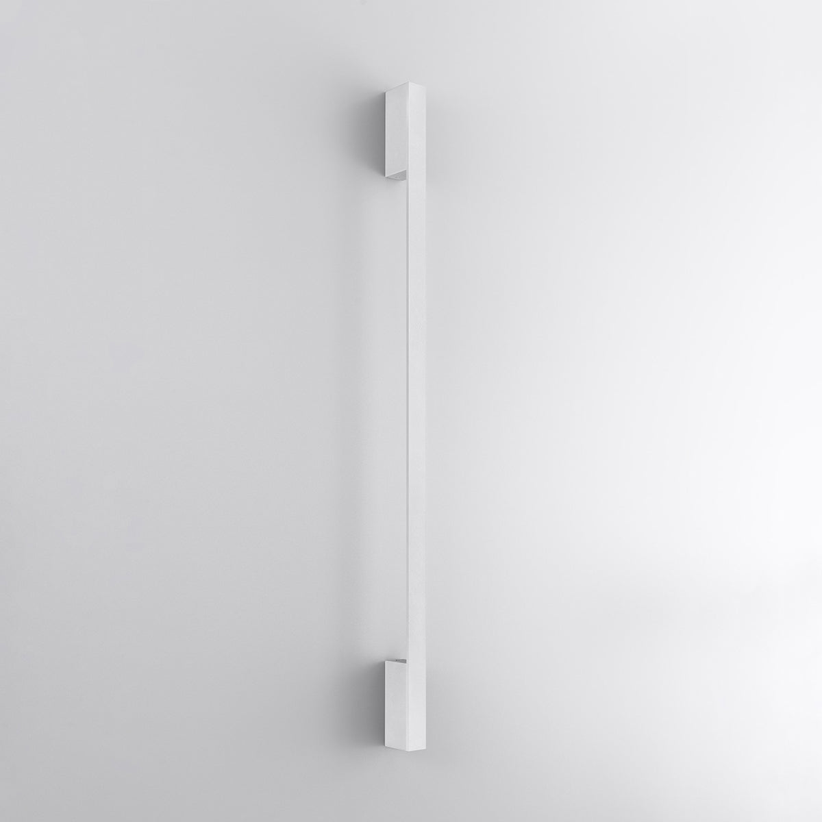 Vue de trois quarts du profil carré blanc fixé au mur, corps mat