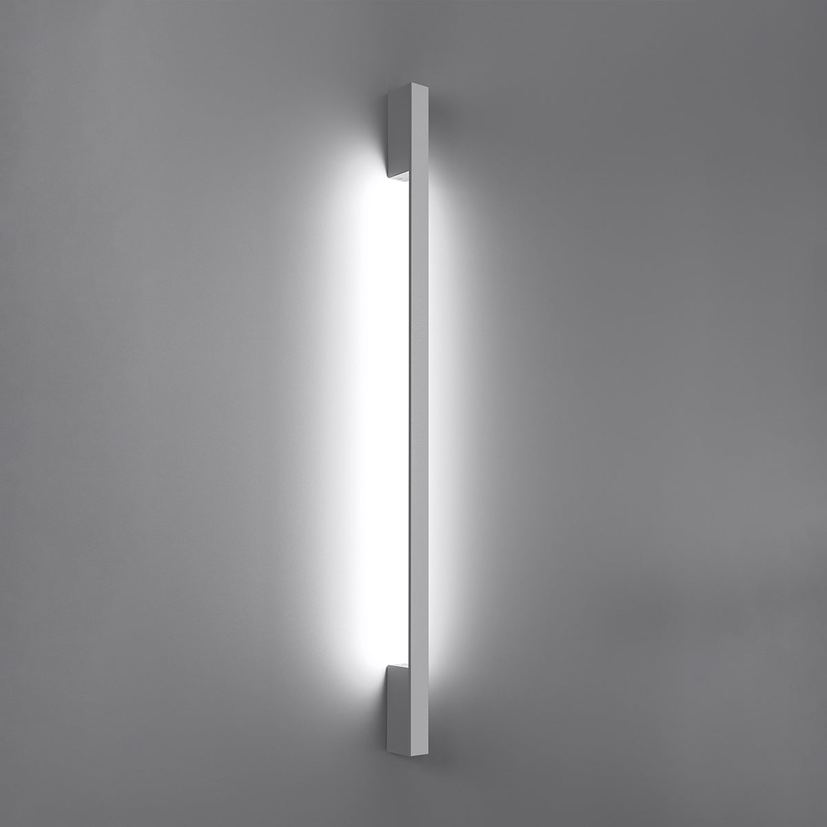 Mise en ambiance nocturne, halo lumineux diffus projeté sur le mur gris