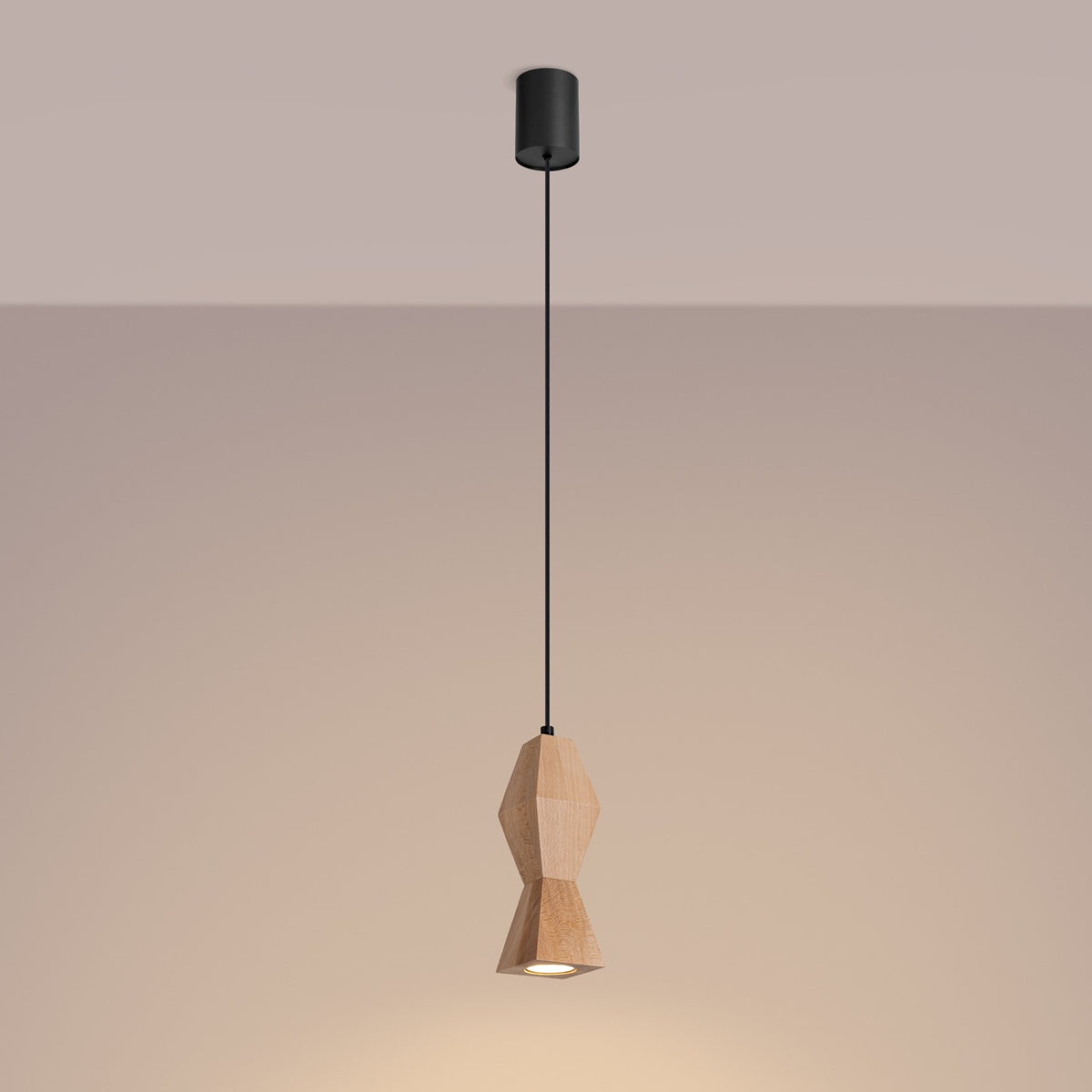 Mise en ambiance du luminaire allumé contre un mur beige, halo lumineux chaud