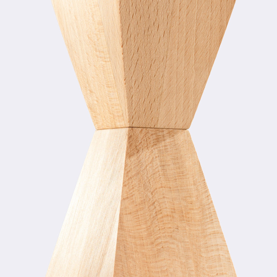 Gros plan sur l'assemblage des deux volumes en bois et le veinage de la surface