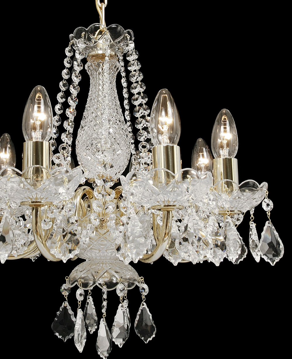 Vue rapprochée du lustre montrant les bras, coupelles et gouttes de cristal taillé