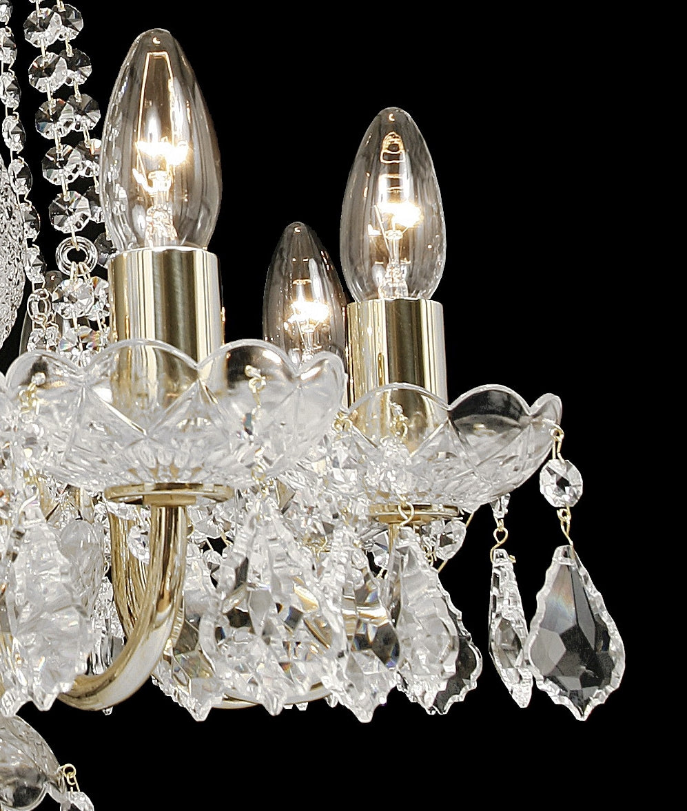 Gros plan sur les pendeloques en cristal facetté suspendues aux bras dorés