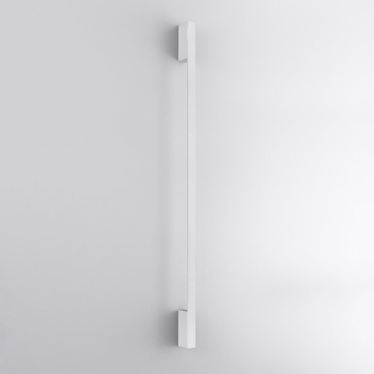 Applique blanche éteinte fixée sur un mur gris clair uni