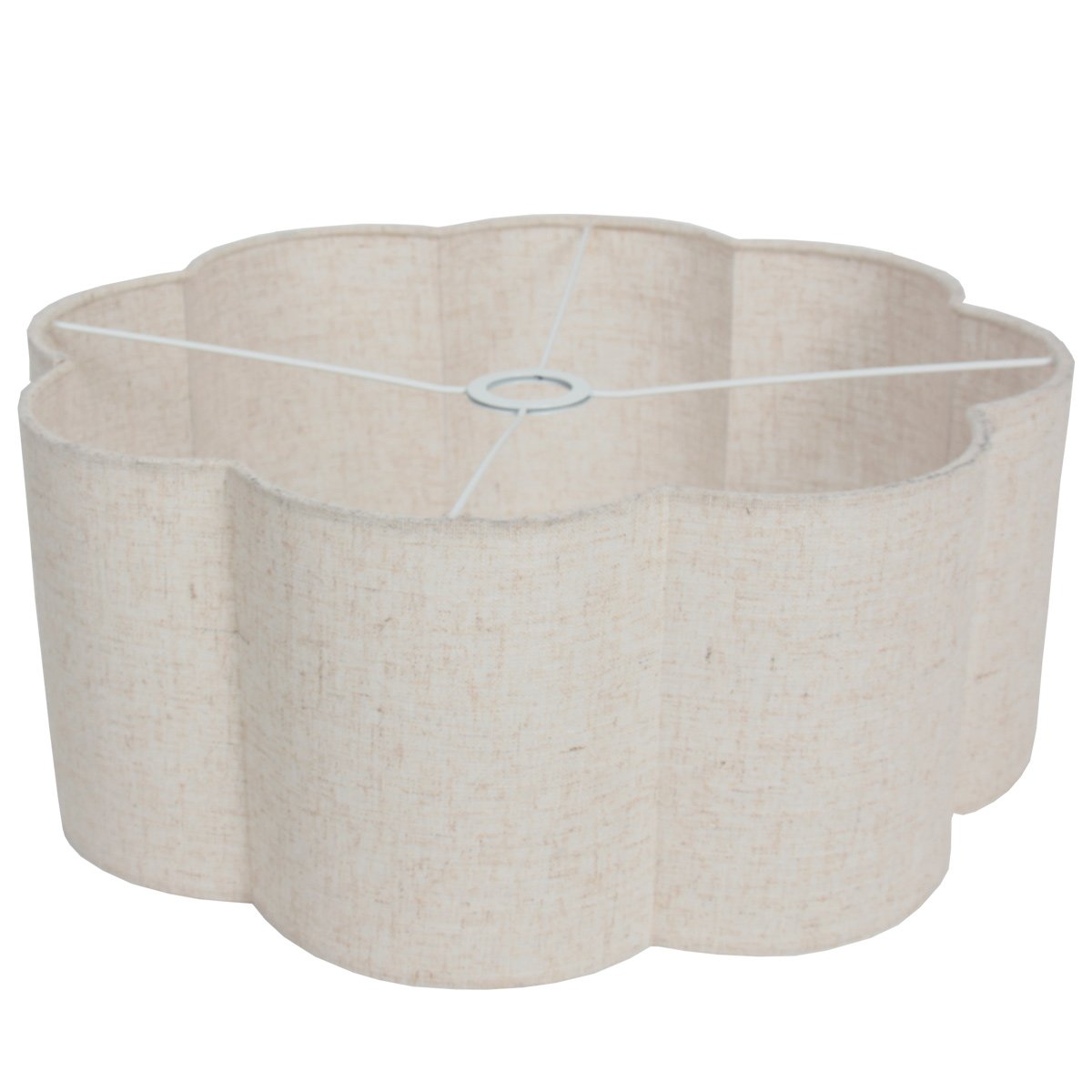 Abat-jour crème festonné vu de dessus avec armature métallique blanche.