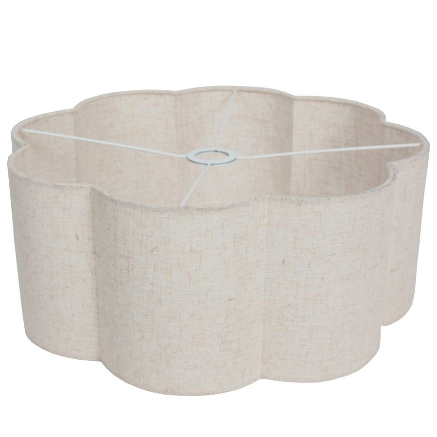 Abat-jour crème festonné vu de dessus avec armature métallique blanche.