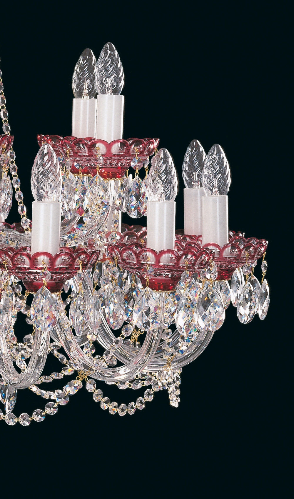 Détail des bobèches roses festonnées et des gouttes de cristal suspendues aux chaînettes dorées.