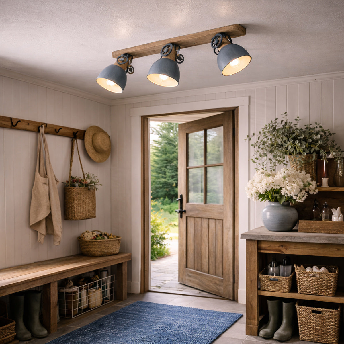 Plafonnier industriel gris 3 spots Gearwood installé dans une entrée