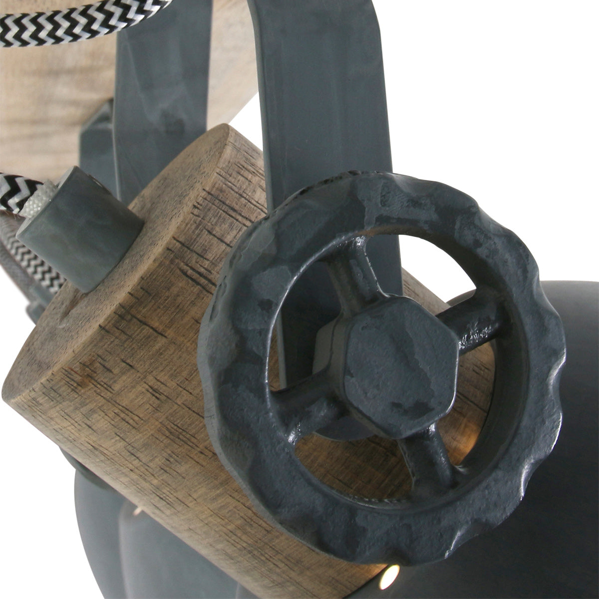 Détail de la molette industrielle en fonte et du bras en bois du plafonnier Gearwood