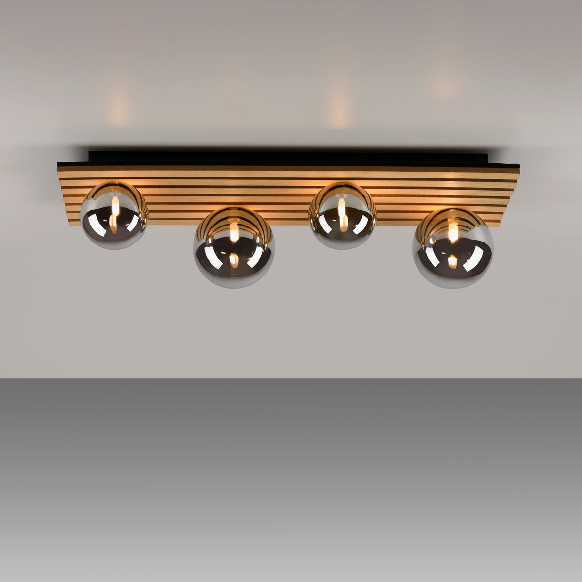 Plafonnier installé au plafond, vue frontale avec ombres douces.