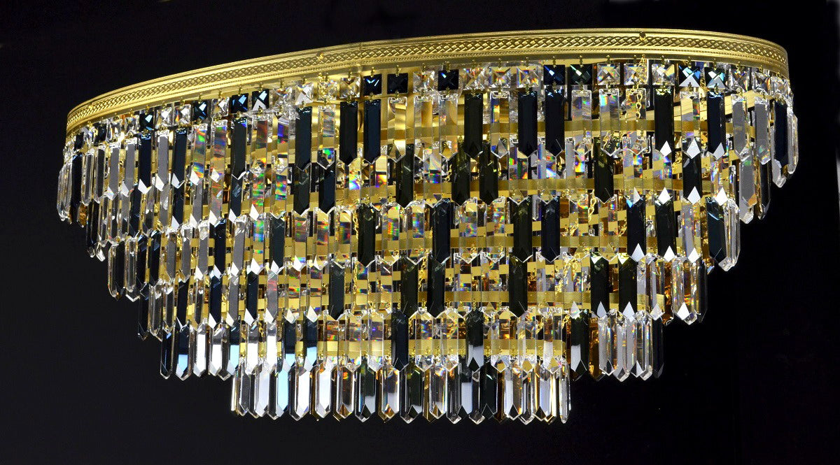 Vue de trois quarts du lustre rond, cercle doré et pampilles étagées transparentes
