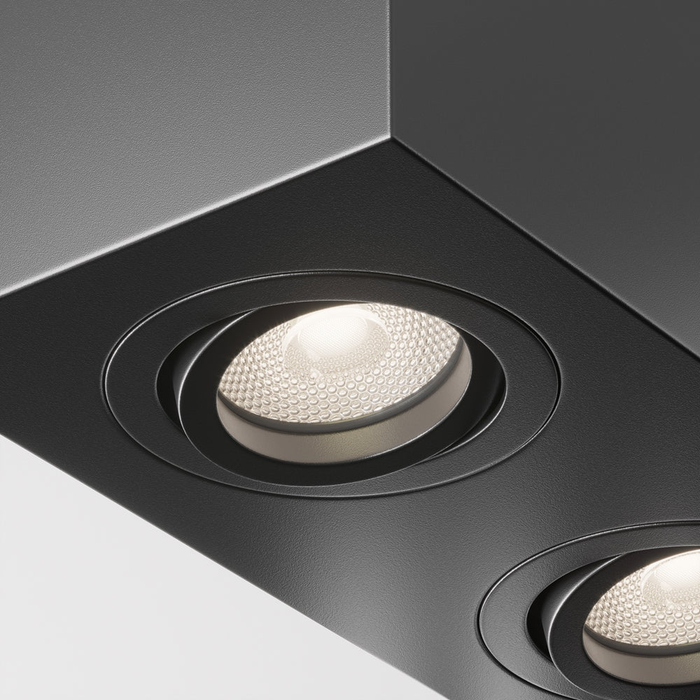Gros plan sur la lentille striée d'une des deux LED du luminaire