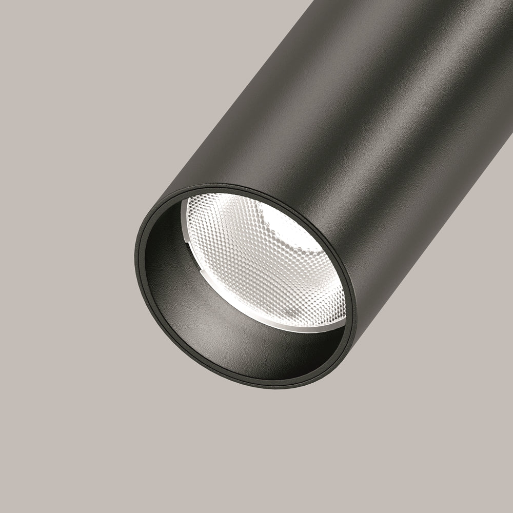 Détail de la finition noire mate et de la lentille du luminaire