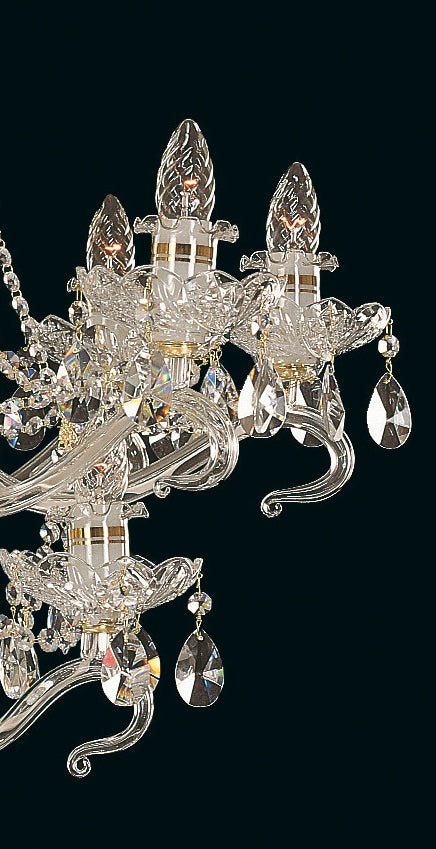Détail rapproché des bobèches, manchons et gouttes de cristal taillé