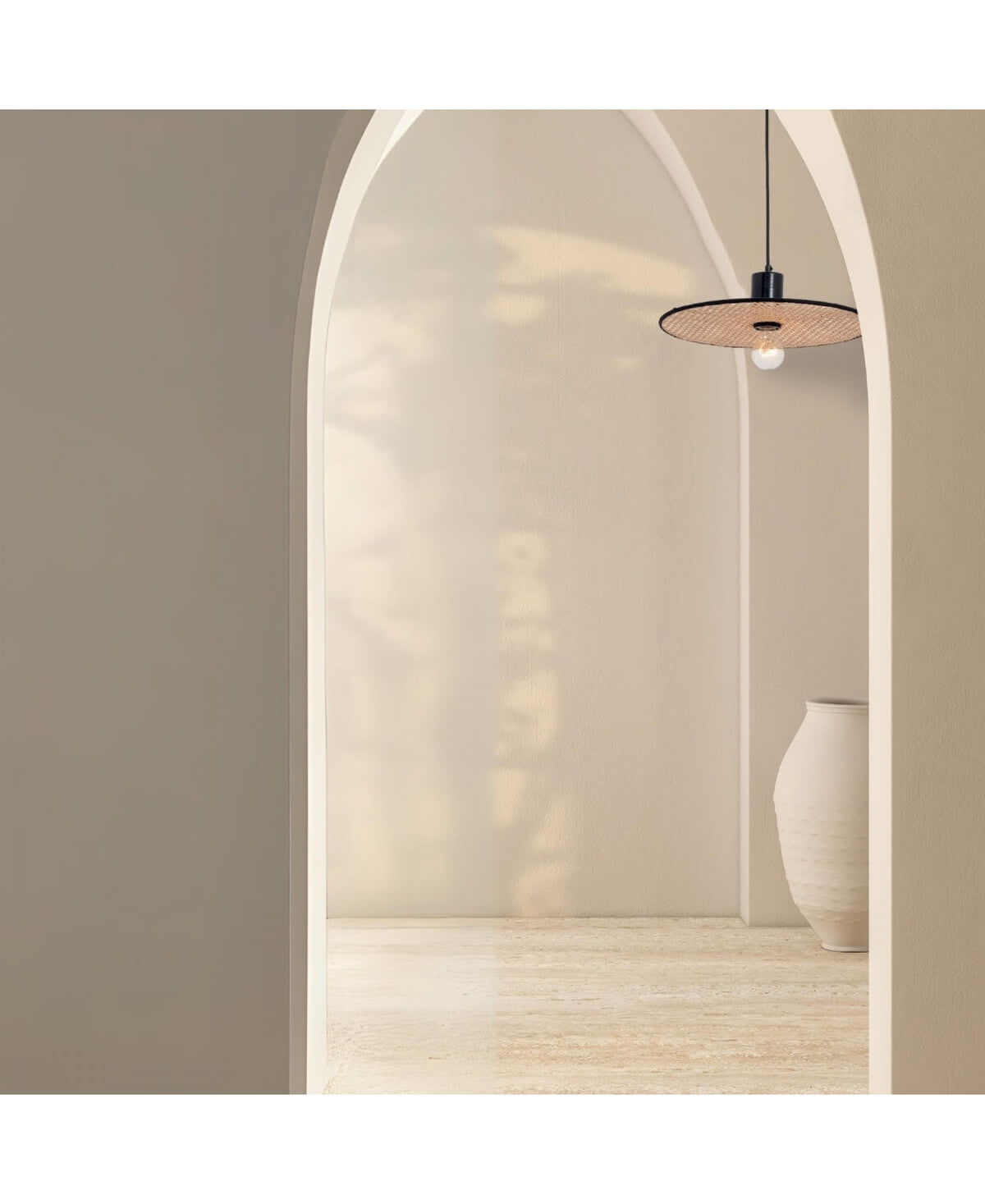 Plan large montrant la suspension noire et le vase dans un intérieur épuré