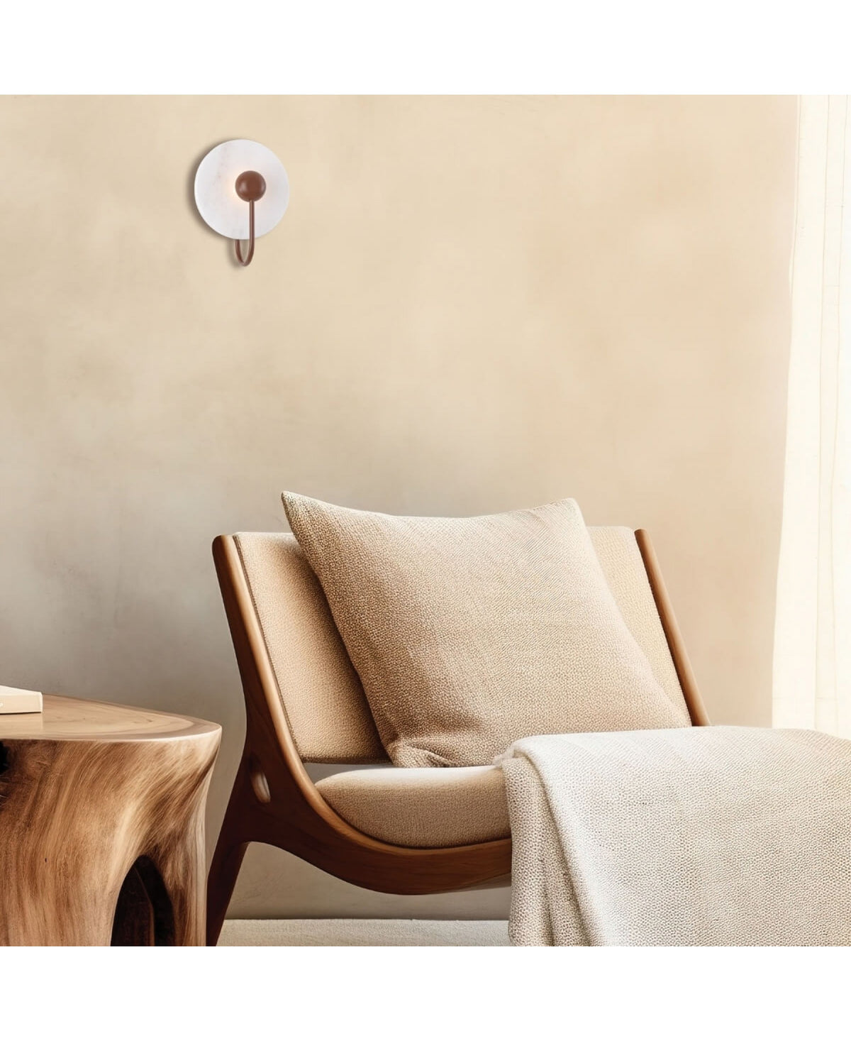 Ambiance intérieure épurée montrant l'applique et un fauteuil en bois clair.