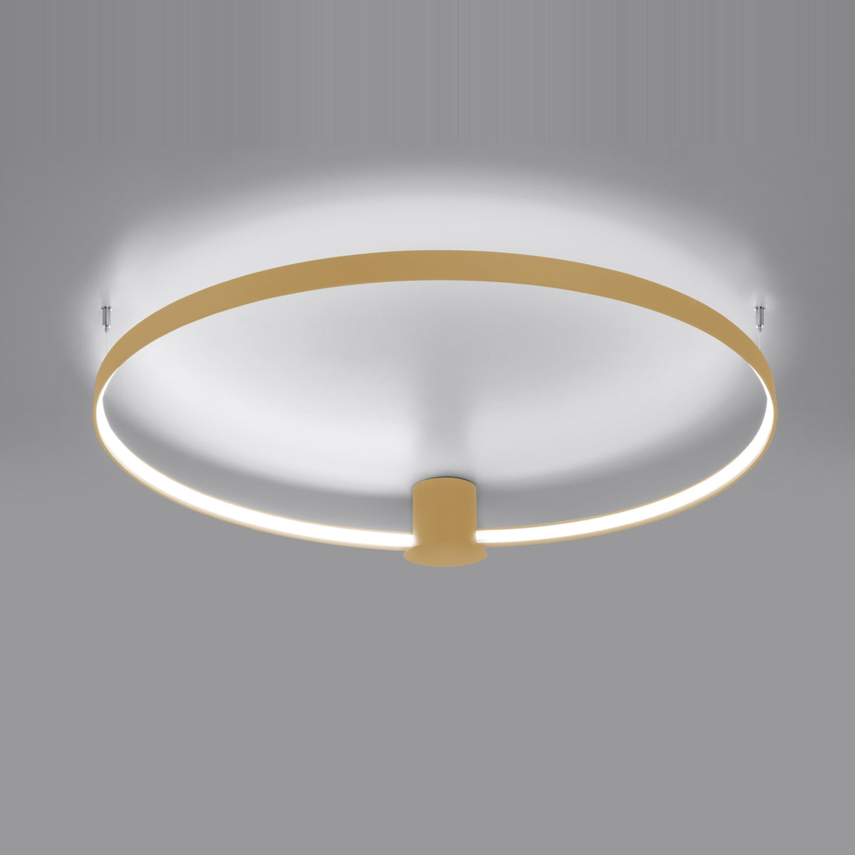 Anneau LED allumé vu en contre-plongée, lumière blanche répartie sur le plafond