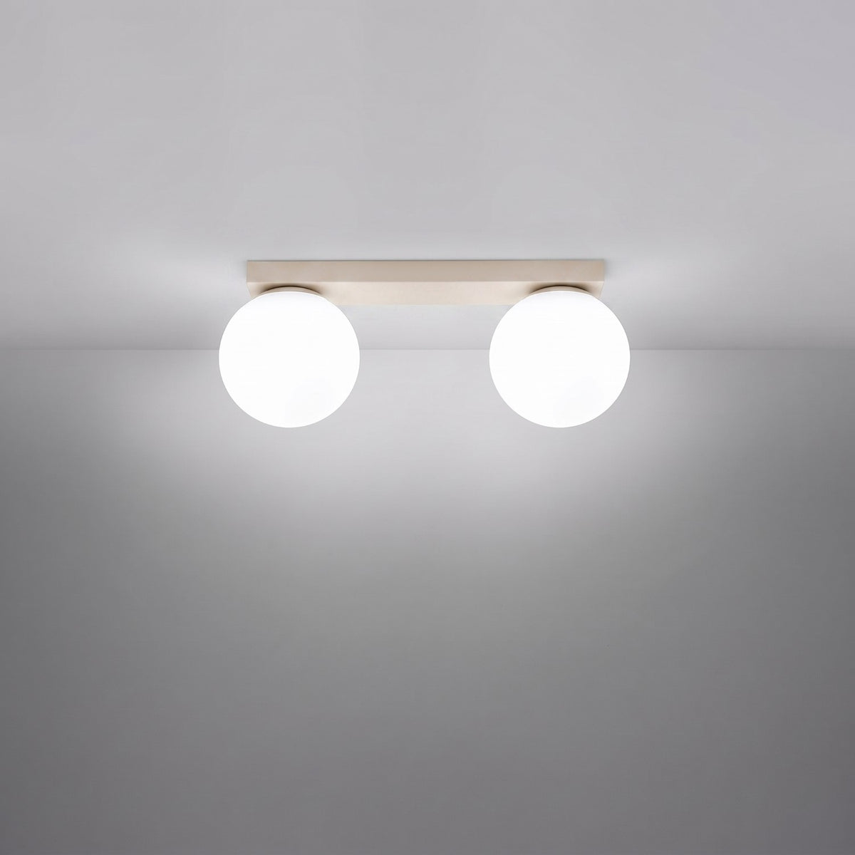 Plafonnier blanc fixé au plafond, éclairage doux des deux globes.