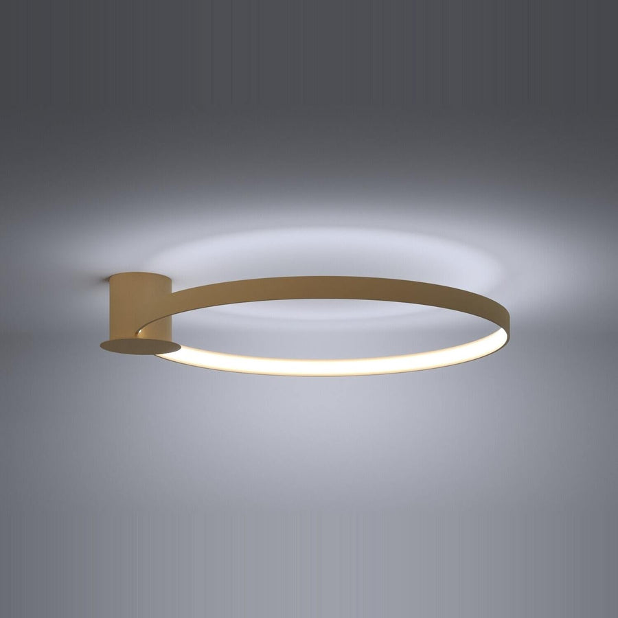 Anneau lumineux allumé diffusant une lumière blanche uniforme au plafond.