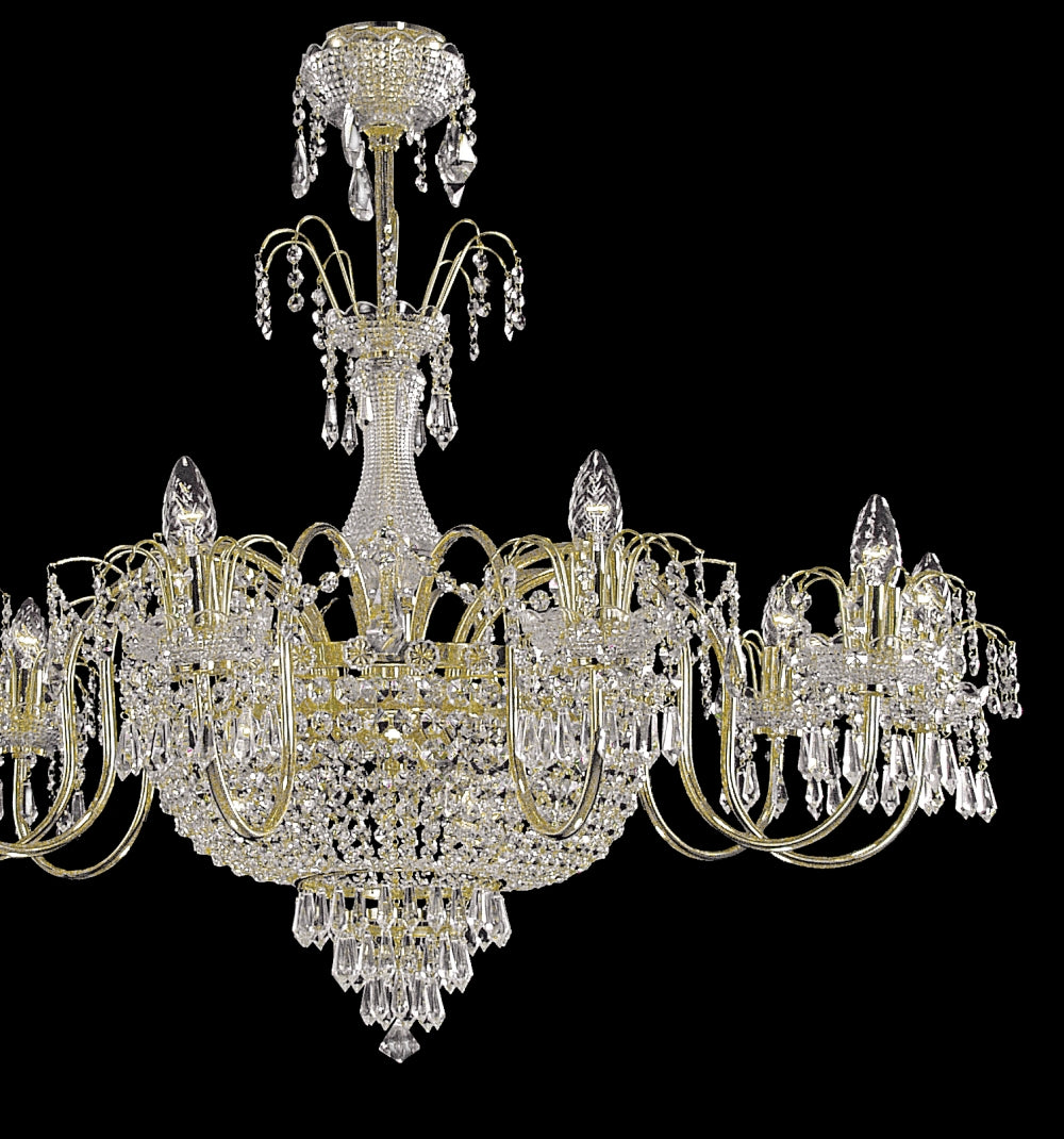Second angle du lustre doré, cadrage rapproché montrant les bras recourbés