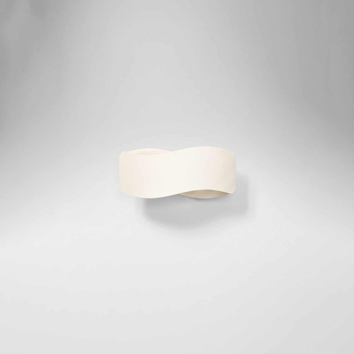 Vue trois quarts du luminaire isolé sur fond gris dégradé, sans éclairage.